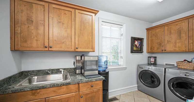 Utility sink in laundry room too